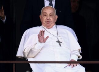 Entérate | El Papa Francisco reaparece en público tras más de un mes hospitalizado saludando y bendiciendo a los fieles desde un balcón del hospital Gemelli.