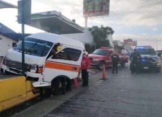 🚨 Conductor de combi de la Ruta Naranja de Tarímbaro resultó lesionado tras chocar contra banqueta en el Libramiento Oriente de Morelia