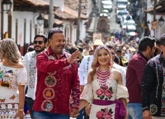 Pátzcuaro celebra 491 años de historia con un desfile lleno de cultura y tradición