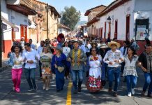 Julio Arreola inaugura el Desfile Artesanal y el Tianguis de la Noche de Ánimas Pátzcuaro 2025