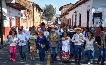 Julio Arreola inaugura el Desfile Artesanal y el Tianguis de la Noche de Ánimas Pátzcuaro 2025